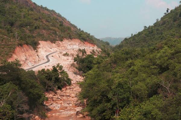 Dawei-Myitta road near Bawapin tin mine. By Ashley Scott Kelly, 2015.